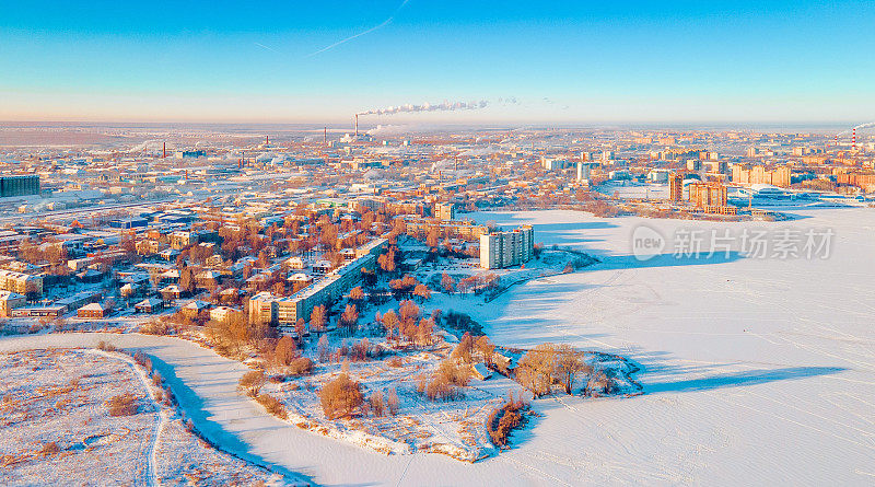 俄罗斯冬季城市的鸟瞰图阳光明媚的冬日，Yoshkar-Ola