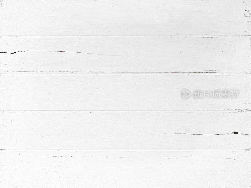 老旧的，风化的，白漆的木板镶板。
