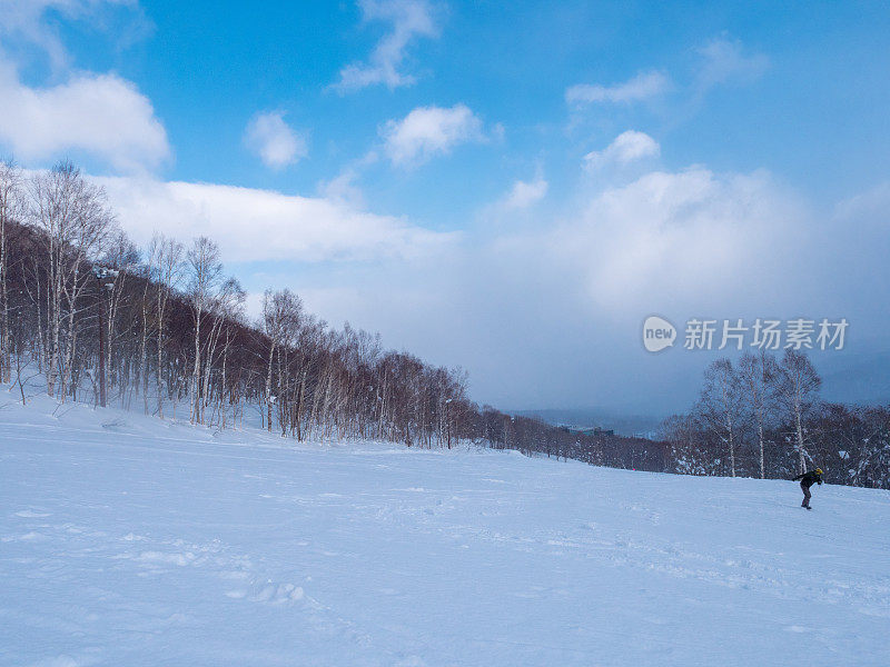 冬天有蓝天的滑雪场