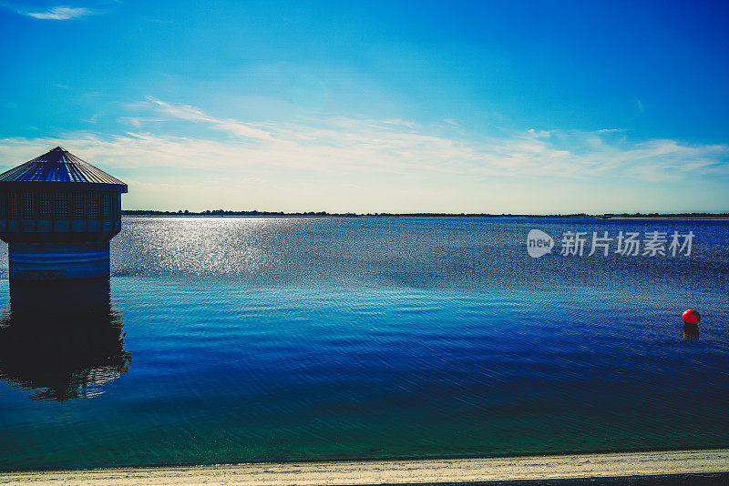 夏天有一个带塔的水库。的名字是“Speicherbecken”