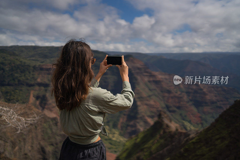 女徒步旅行者在火山山脊上休息