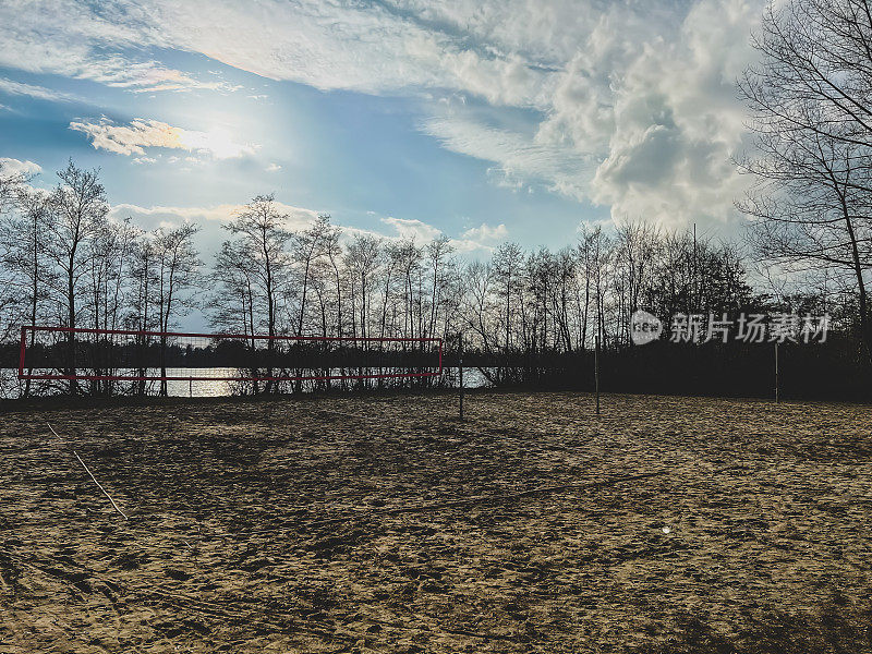 冬天天气好的时候，湖上的沙滩排球场。