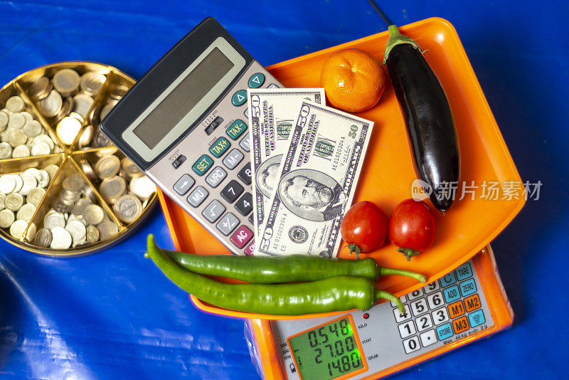 生活成本使我们买水果和蔬菜不是按重量，而是按数量。