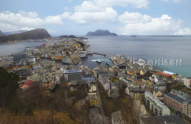 从挪威阿克斯拉山顶的Fjellstua观景台俯瞰奥勒松的美丽风景