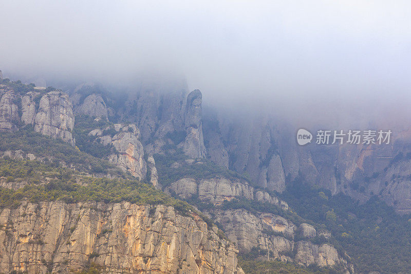 蒙特塞拉特山雾蒙蒙的早晨，蒙特塞拉特山的景色