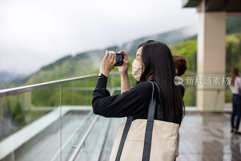 女性朋友在观景台上看风景