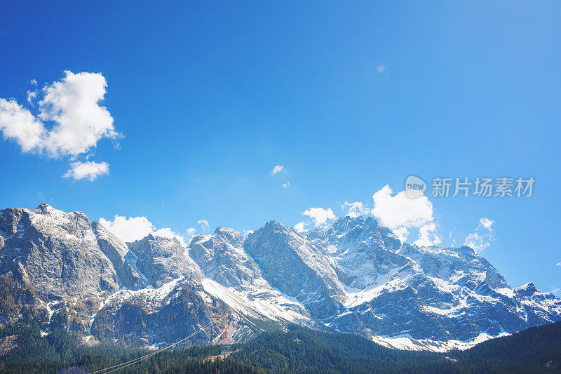 阳光明媚的一天，巴伐利亚阿尔卑斯山脉的维特斯坦山。