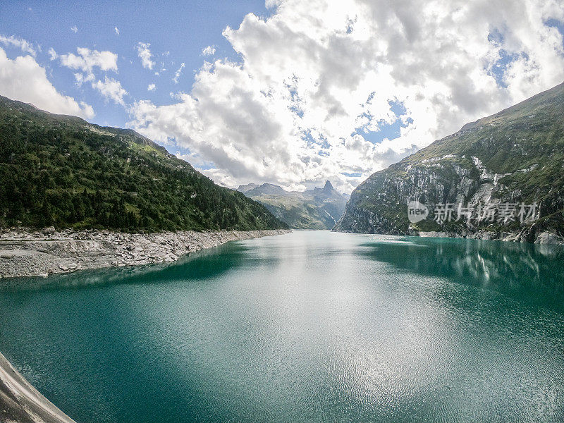 位于瑞士阿尔卑斯山的水坝湖