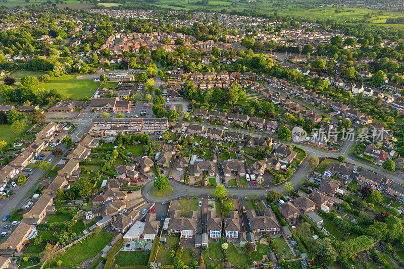 英国大型独立式住宅的鸟瞰图