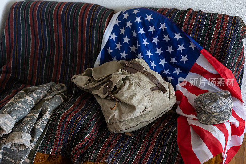 阵亡将士纪念日，带有美国国旗的军用背包。