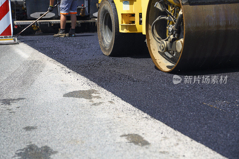 用沥青铺路机重铺城市道路