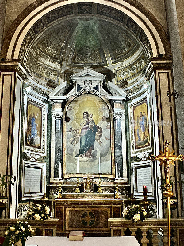 在维科利的圣皮特罗大教堂内的一个礼拜堂里，圣母像的两侧各有小天使和跪着的天使。