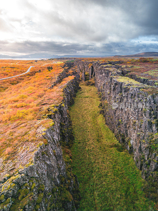 日落时分冰岛两个构造板块的垂直航拍照片