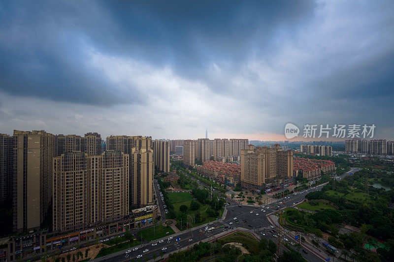 阴雨天的现代成都