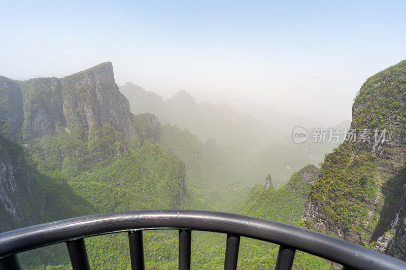 张家界国家公园天门山(天堂之门)的空中步道，中国湖南张家界天门山步道