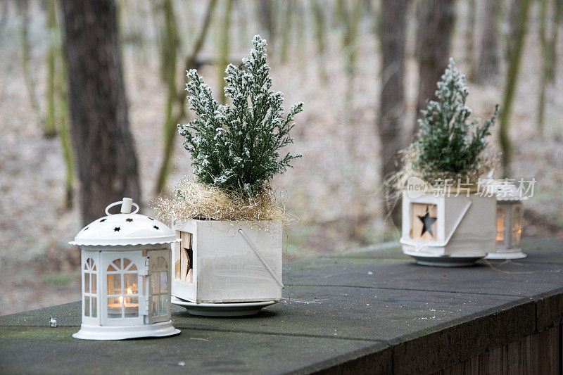 在冬天的霜冻上，外面有蜡烛和圣诞装饰的灯笼。