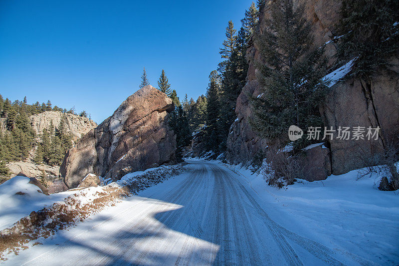 雪覆盖的土路通过11英里峡谷附近的乔治湖，科罗拉多斯普林斯西部，美国科罗拉多州