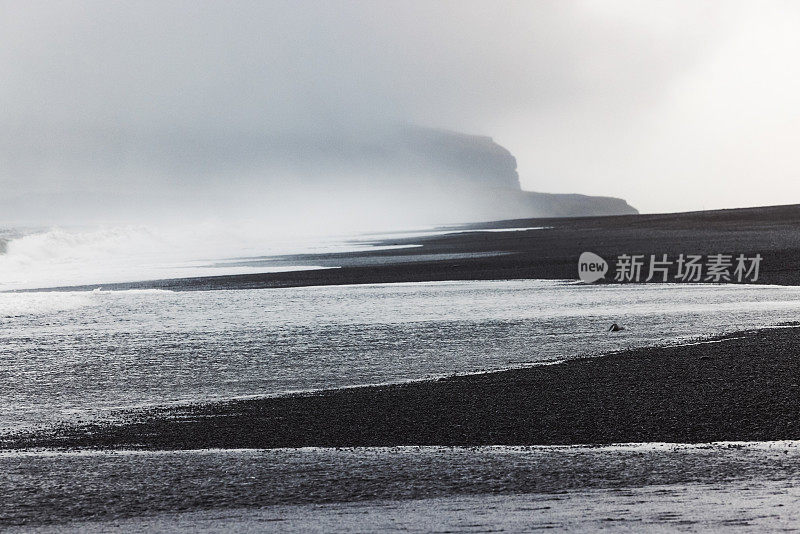 火山黑沙滩雷尼斯贾拉波和雾