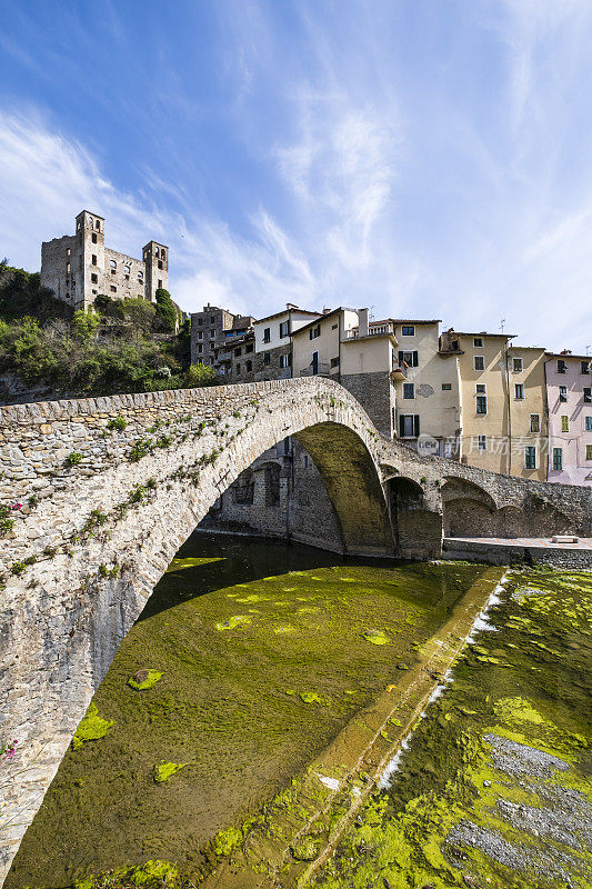 多尔塞夸(Dolceacqua)，一个中世纪的村庄，位于Nervia山谷，沿着同名的小溪