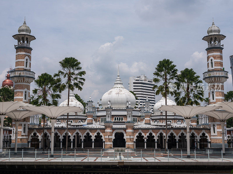 马来西亚苏丹阿卜杜勒萨马德清真寺和其他现代建筑的广角镜头