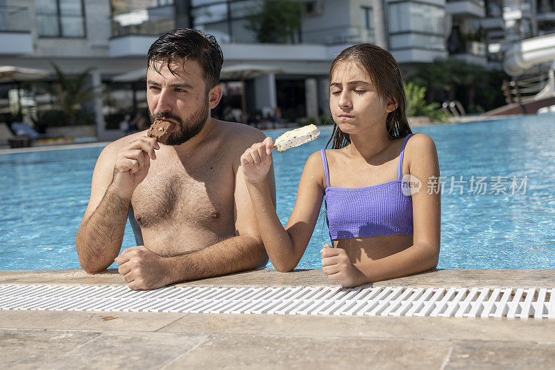 快乐的帅哥和他美丽的妹妹在泳池边吃冰淇淋