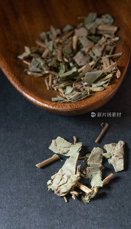 黑色背景上的中草药Lysimachiae