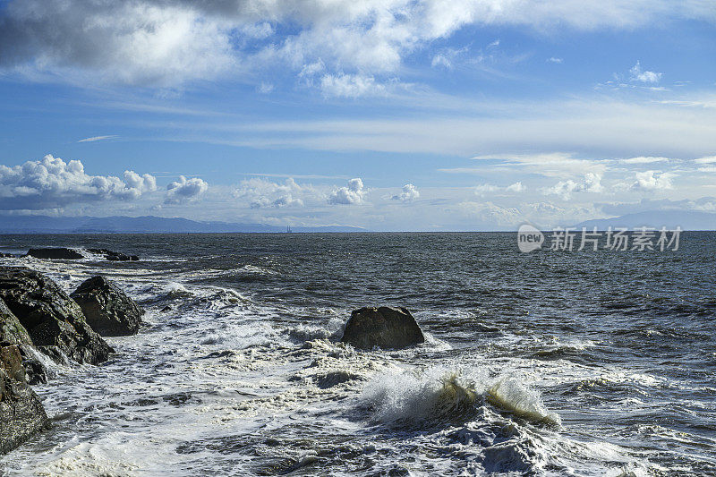 汹涌的海浪冲击着加利福尼亚海岸