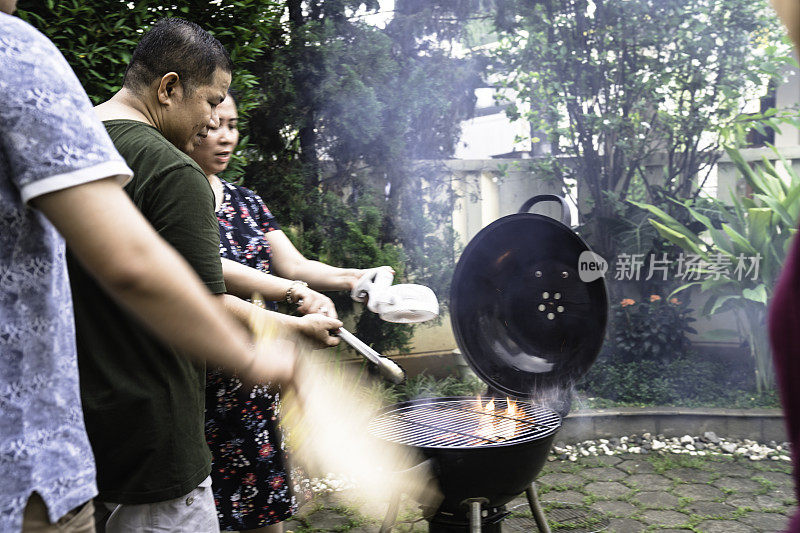 亚洲家庭在院子里聚会