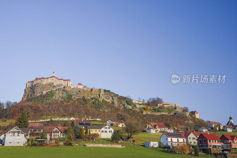 中世纪的里格斯堡城堡坐落在一座休眠火山之上，周围环绕着迷人的小村庄和美丽的秋天景观，是奥地利施蒂里亚地区著名的旅游景点