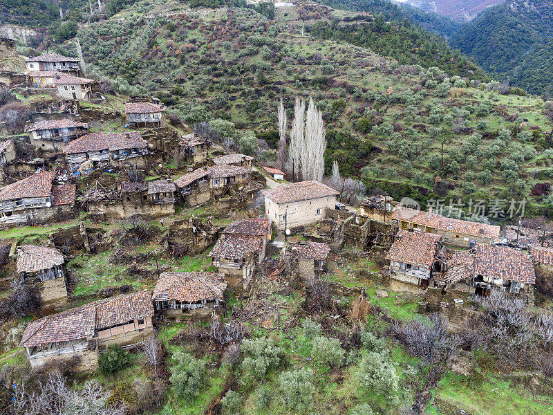 一个废弃的山村，只有几个居民，偶尔有游客，被毁的房子