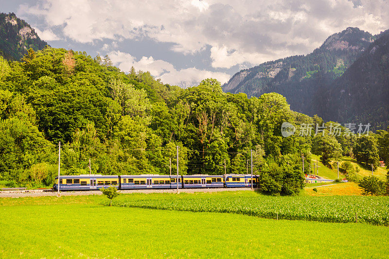 在瑞士的山区里坐火车。茵特拉肯。Lauterbrunnen。伯尔尼州