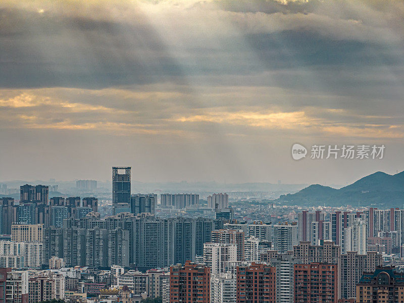 黄昏的阳光洒在城市的建筑物上