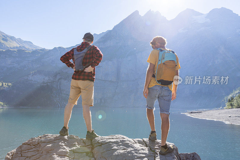 两个男人凝视着美丽的阿尔卑斯山风景在夏天走在瑞士阿尔卑斯山享受自然和户外