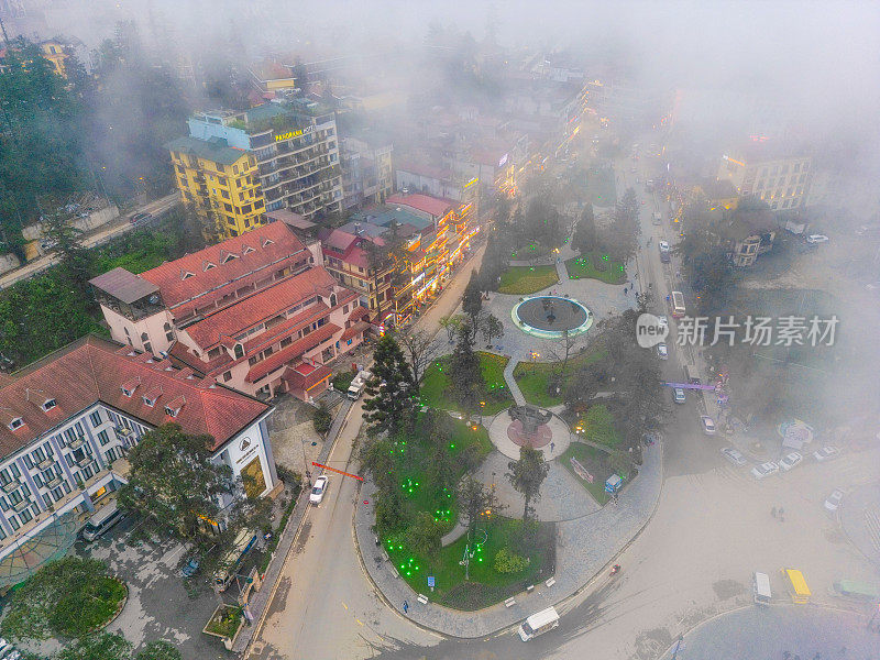 亚洲越南老蔡省萨帕市山城景观鸟瞰图，阳光明媚，夕阳西下，云中山景