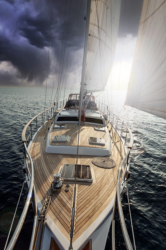 暴风雨天气下的帆船。