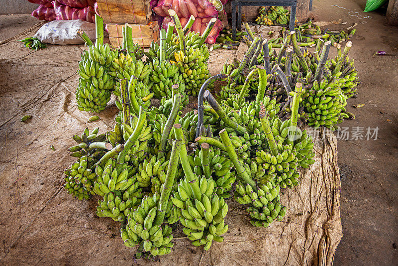 农贸市场上的绿香蕉