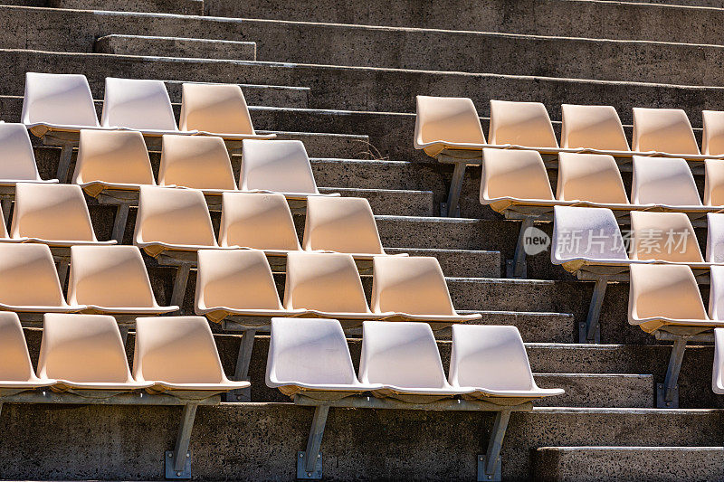 体育场里一排排的塑料座椅