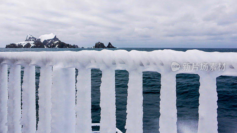 南极极寒，船甲板上有厚厚的冰。