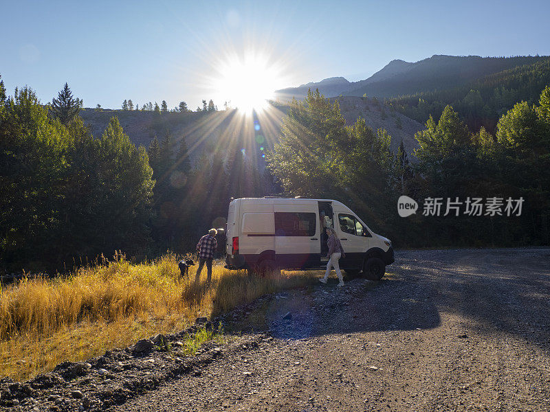 成熟夫妇带着野餐冷却器离开露营车