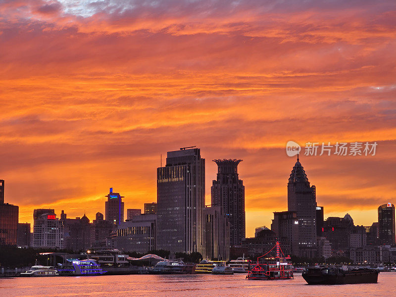 上海黄浦江边的火烧云夕阳