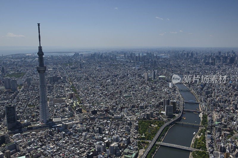 东京隅田隅川，本庶城azumabashi站从北侧朝向天空树塔的航拍视图