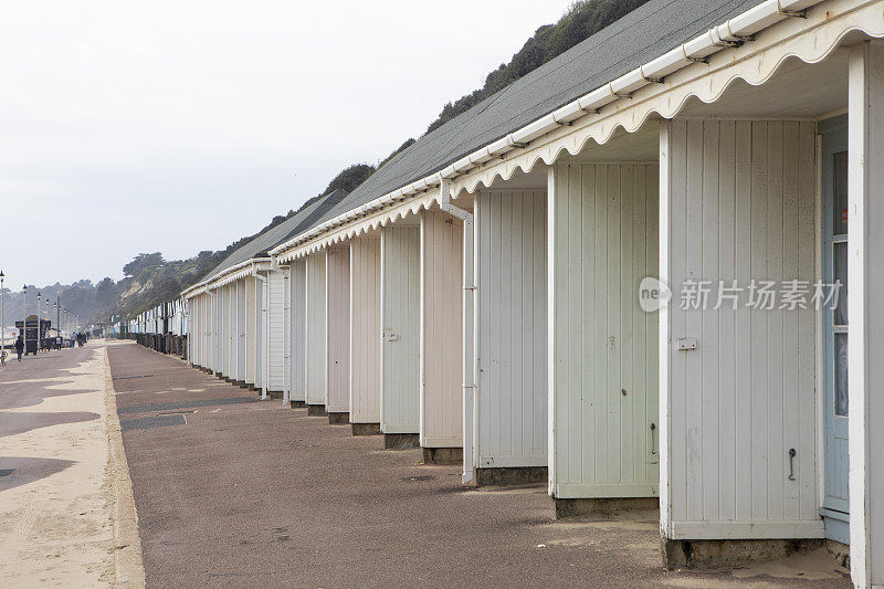 沿着海滨长廊排成一排的海滩小屋