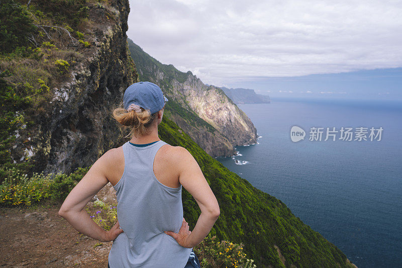 一名妇女欣赏葡萄牙马德拉岛的风景