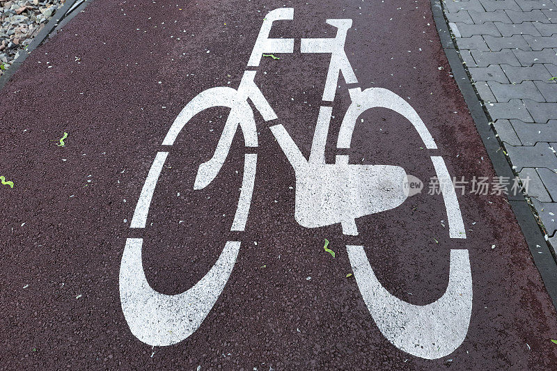 受保护的自行车道。自行车道上的道路标记。