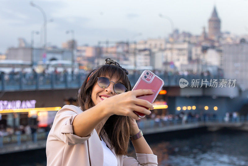 一名女游客与伊斯坦布尔的城市风光自拍。