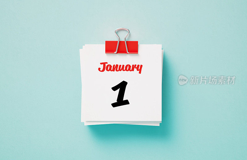 把它贴在1月1日的日历上，用红色的回形针夹在蓝色的背景上