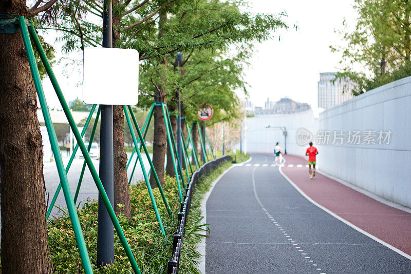 慢跑小道旁的空白户外广告牌