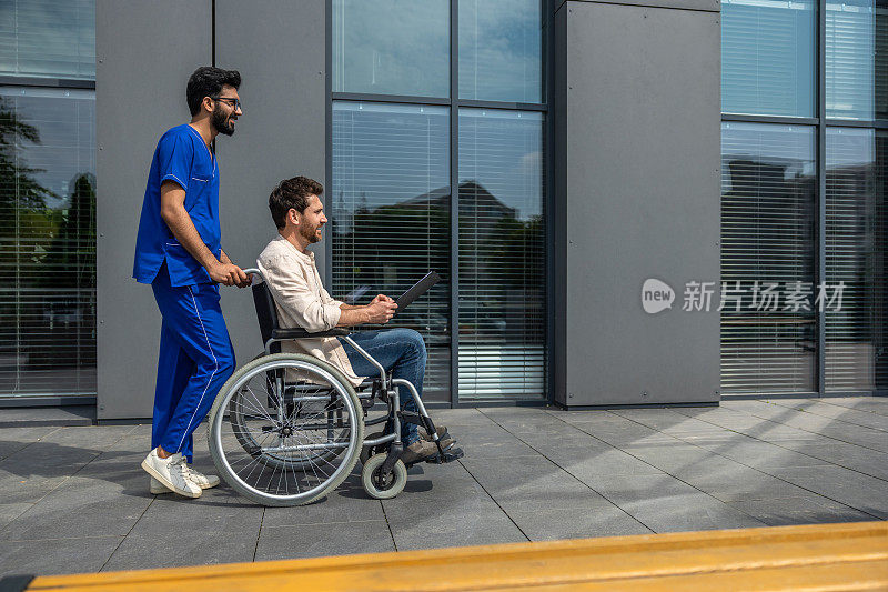 高个子胡子男护士用轮椅抬着病人