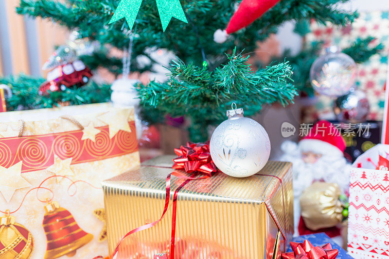 圣诞树下装饰的礼品盒。新年礼物，圣诞前夜圣诞树下不同的礼盒，圣诞节庆祝活动，家居装饰室内拍摄。有选择性的重点。
