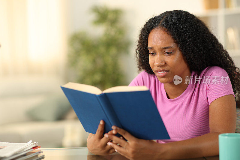 恶心的黑人女人在看纸质书
